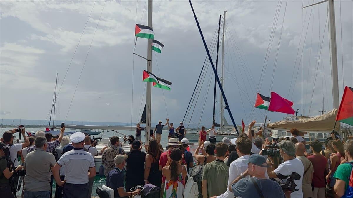 Global Sumud Flotilla, i manifestanti a Siracusa salutano le imbarcazioni italiane dirette a Gaza / Video - 