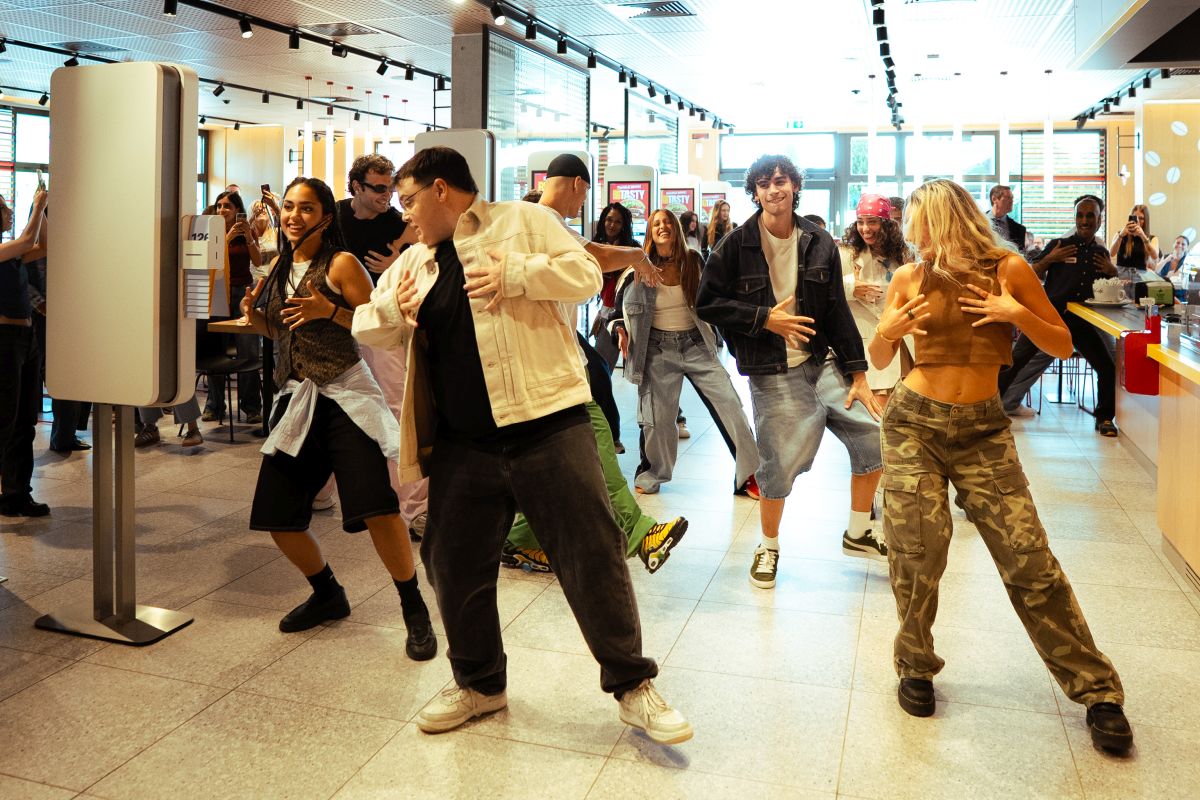 McDonald’s, la “Salvaeuro Wallet Dance” contagia i ristoranti d’Italia - 