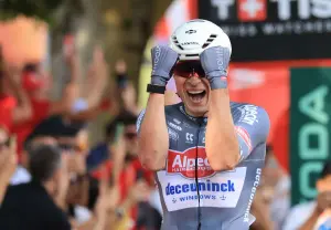Terza volata vincente di Philipsen alla Vuelta 2025 - 