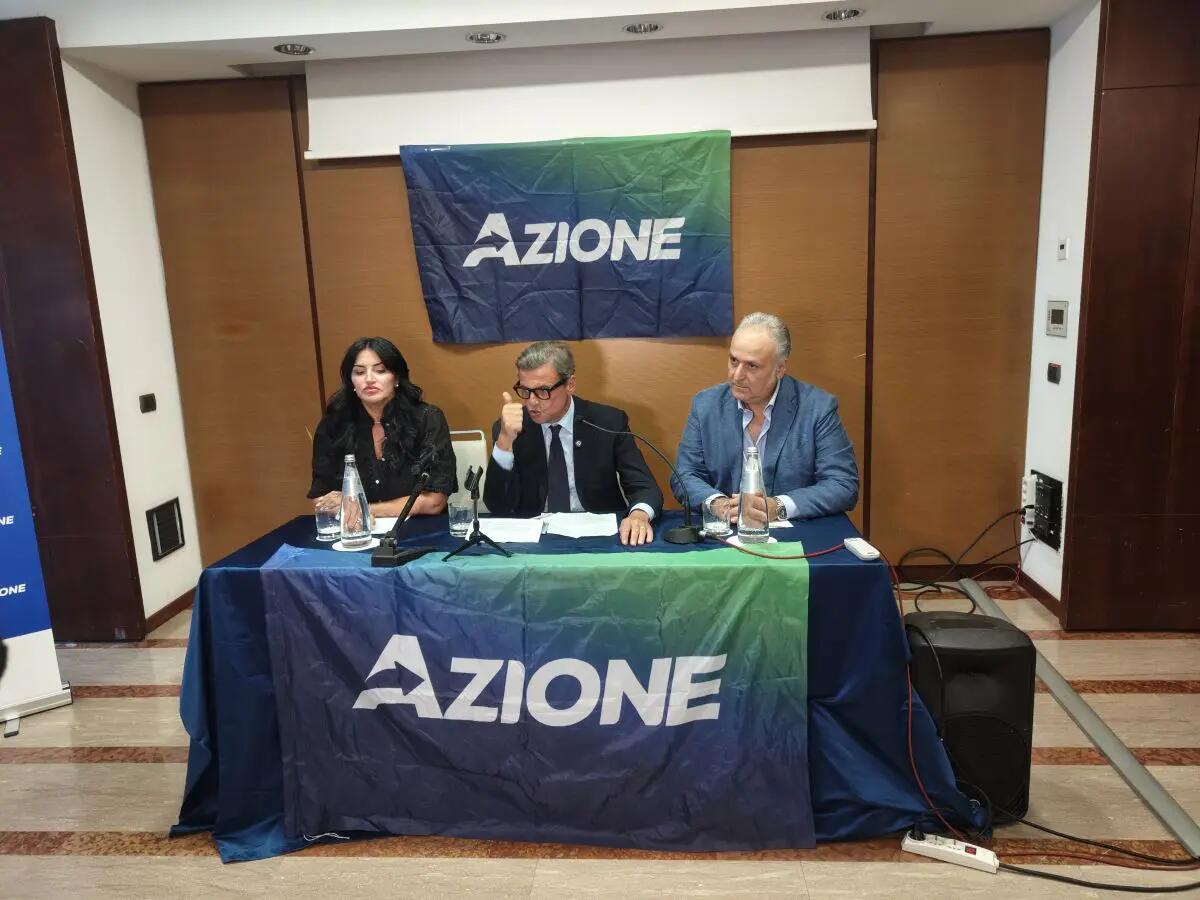 Calenda “In Sicilia un sistema che si autoalimenta e non si occupa dei cittadini” - 