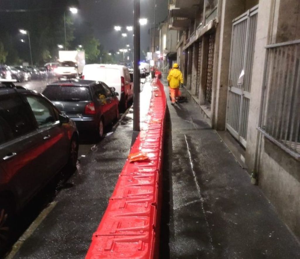 Maltempo a Milano, posizionate barriere mobili nel quartiere Pontelambro - 