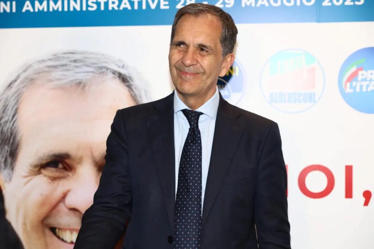 Catania, torta di compleanno con il volto del sindaco Trantino infilzata con una spada - 