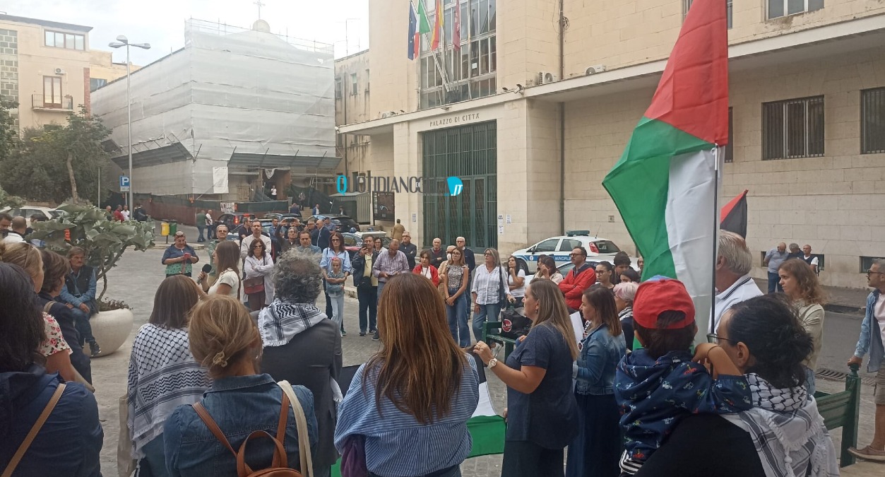 Contro il genocidio della popolazione palestinese e lo stop alla flotilla, sit-in davanti al municipio - 