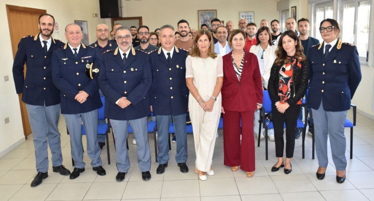 Prefetto e questore in visita al commissariato di polizia  - 
