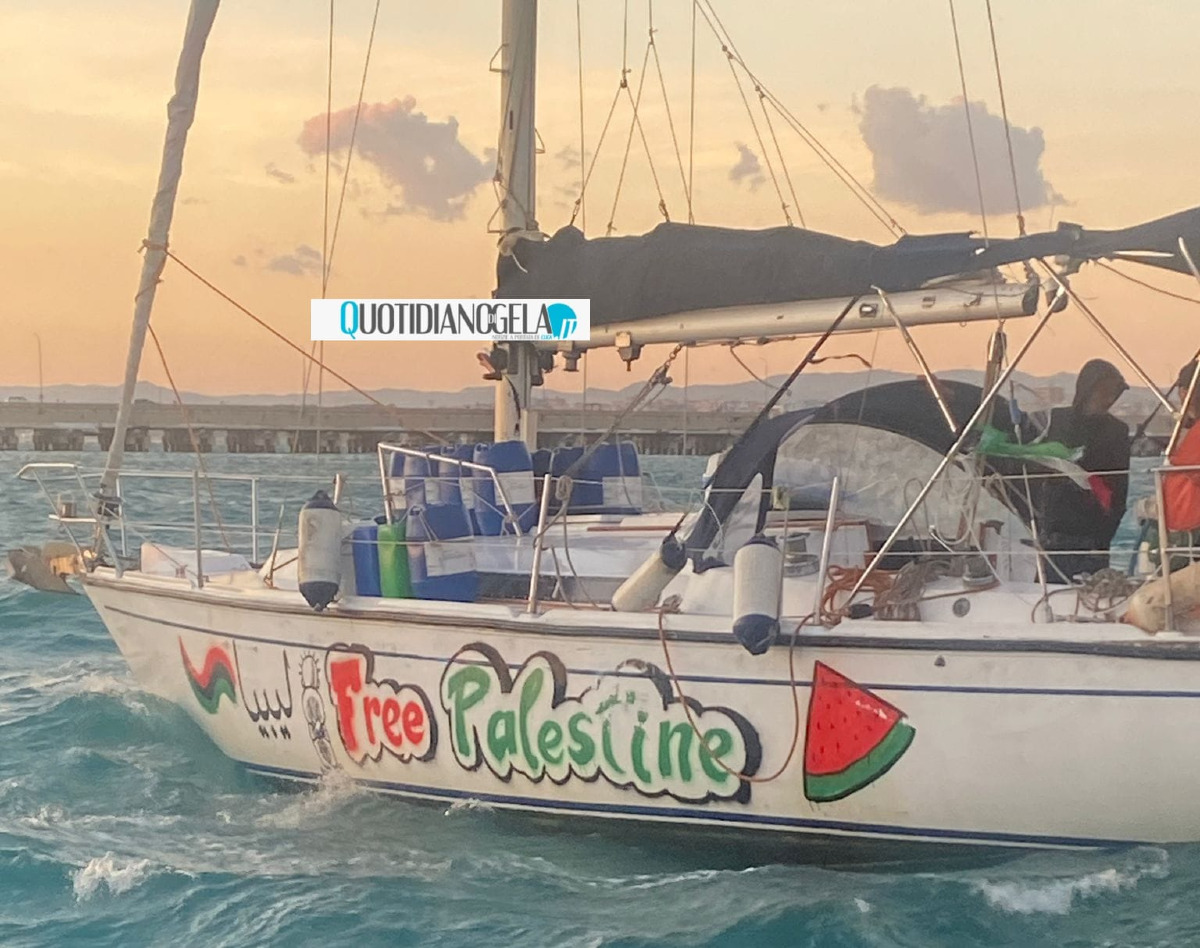 Un'imbarcazione della seconda flotilla soccorsa nel porto isola, a bordo tre cittadini francesi - 