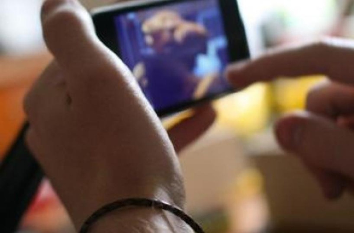 Sui social foto di bambini nudi, uno legato a un crocifisso: allevatore patteggia - 