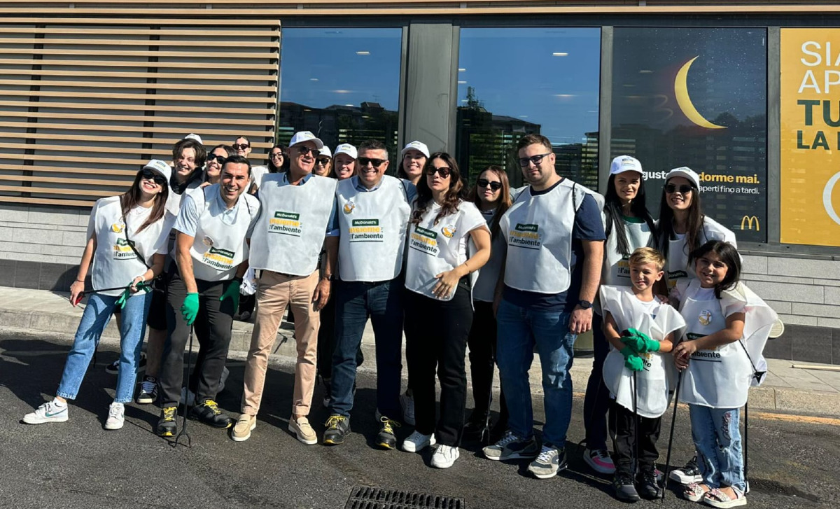 Giornate per l'ambiente, volontari impegnati nel ripulire un'area: iniziativa lanciata da McDonald's - 