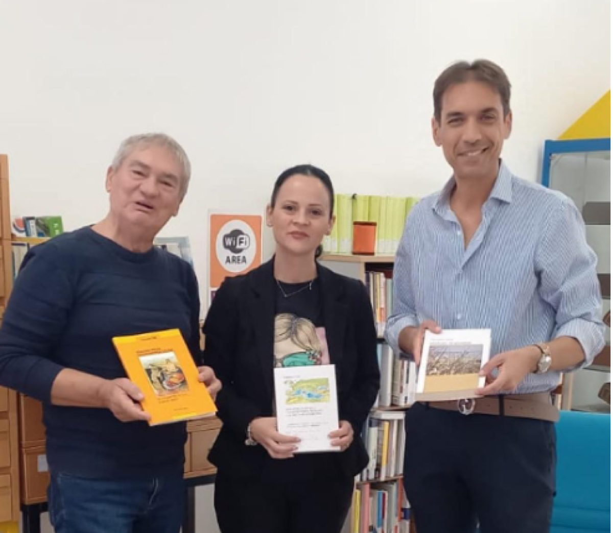 Autore gelese dona i volumi scritti alla Biblioteca Comunale di Gela - 