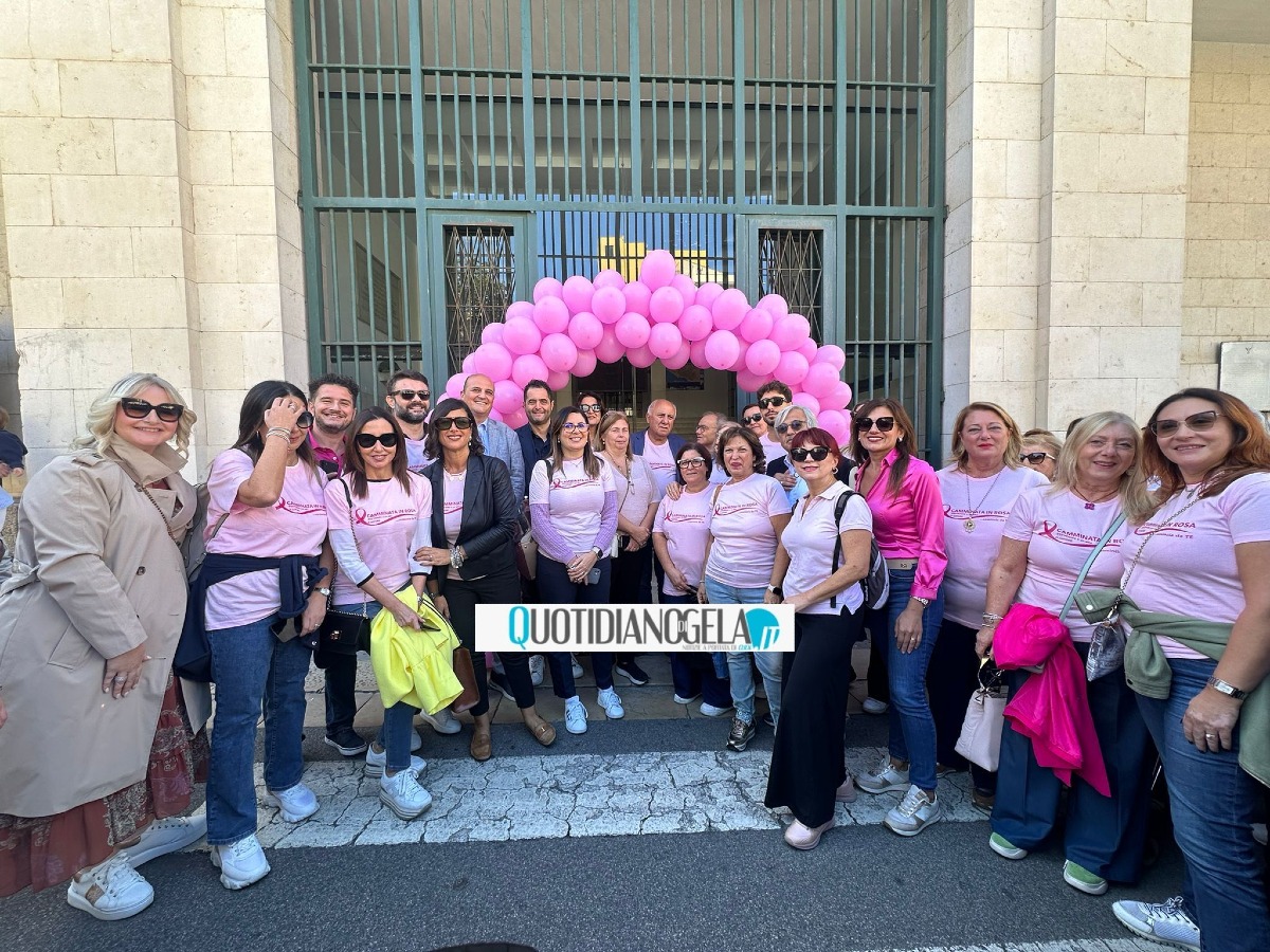 L'atto d'amore per la prevenzione contro i tumori, in prima fila le donne in rosa  - 
