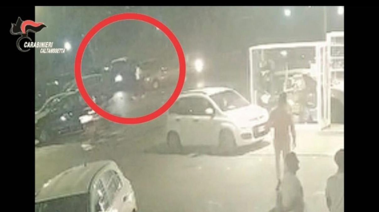 Spari contro un rivale nell'area di servizio, abbreviato per Costarelli - 