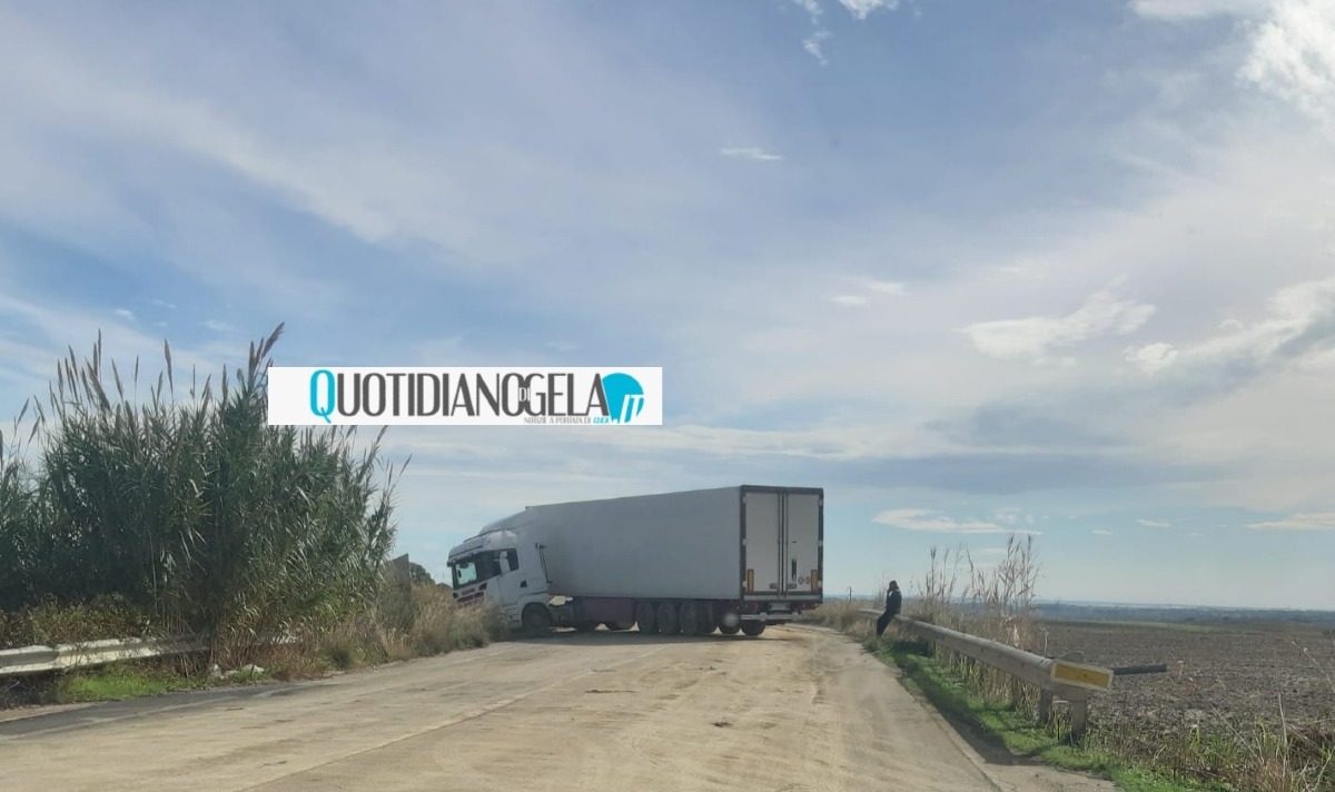 Fango nelle strade rurali, tir bloccato e transito interrotto  - 