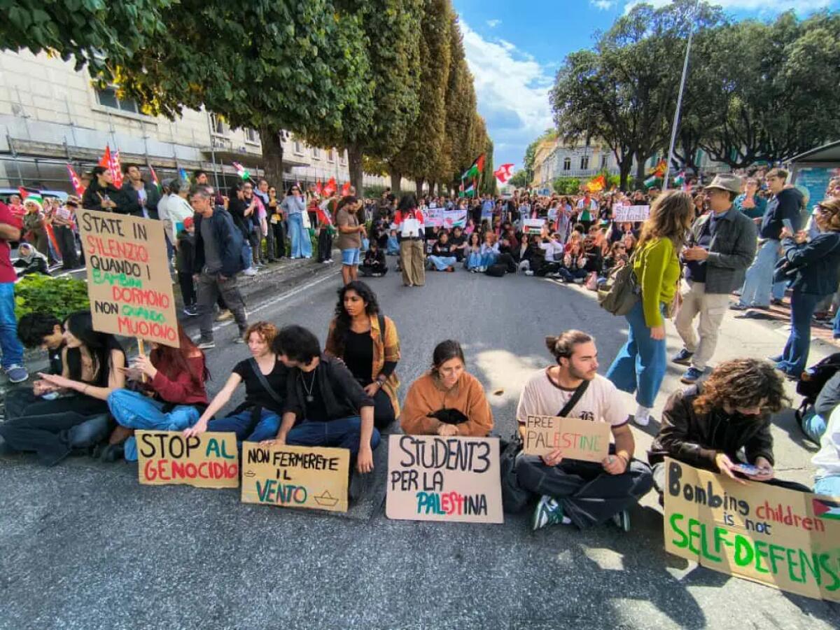 Oltre 150 mila manifestanti nelle città siciliane, a Messina gli studenti bloccano via Garibaldi - 