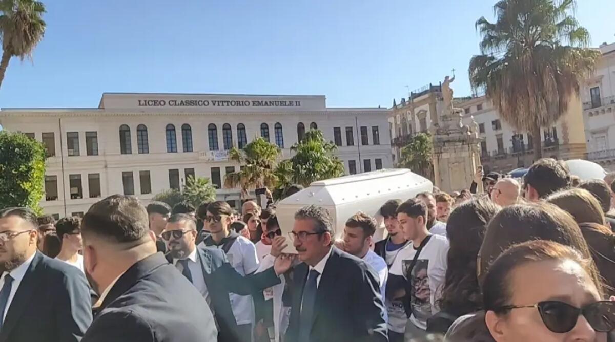 L’abbraccio di Palermo a Paolo Taormina, l’ultimo saluto in un misto di commozione e rabbia - 
