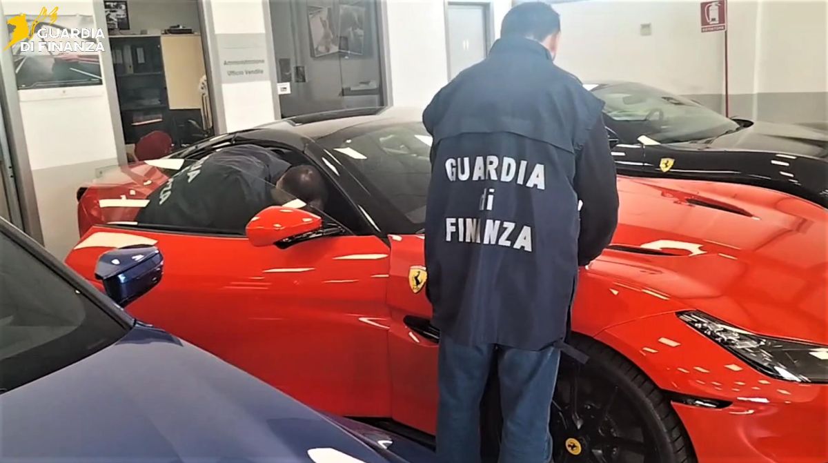 Scoperta maxi frode su importazione auto, anche Ferrari e Porsche - 