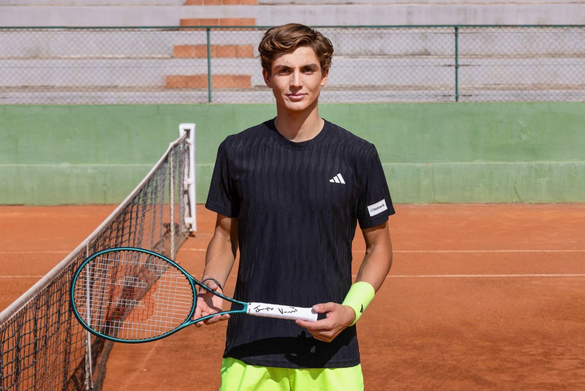 Giovane tennista Vasamì testimonial Intesa Sanpaolo con Sinner e Paolini - 
