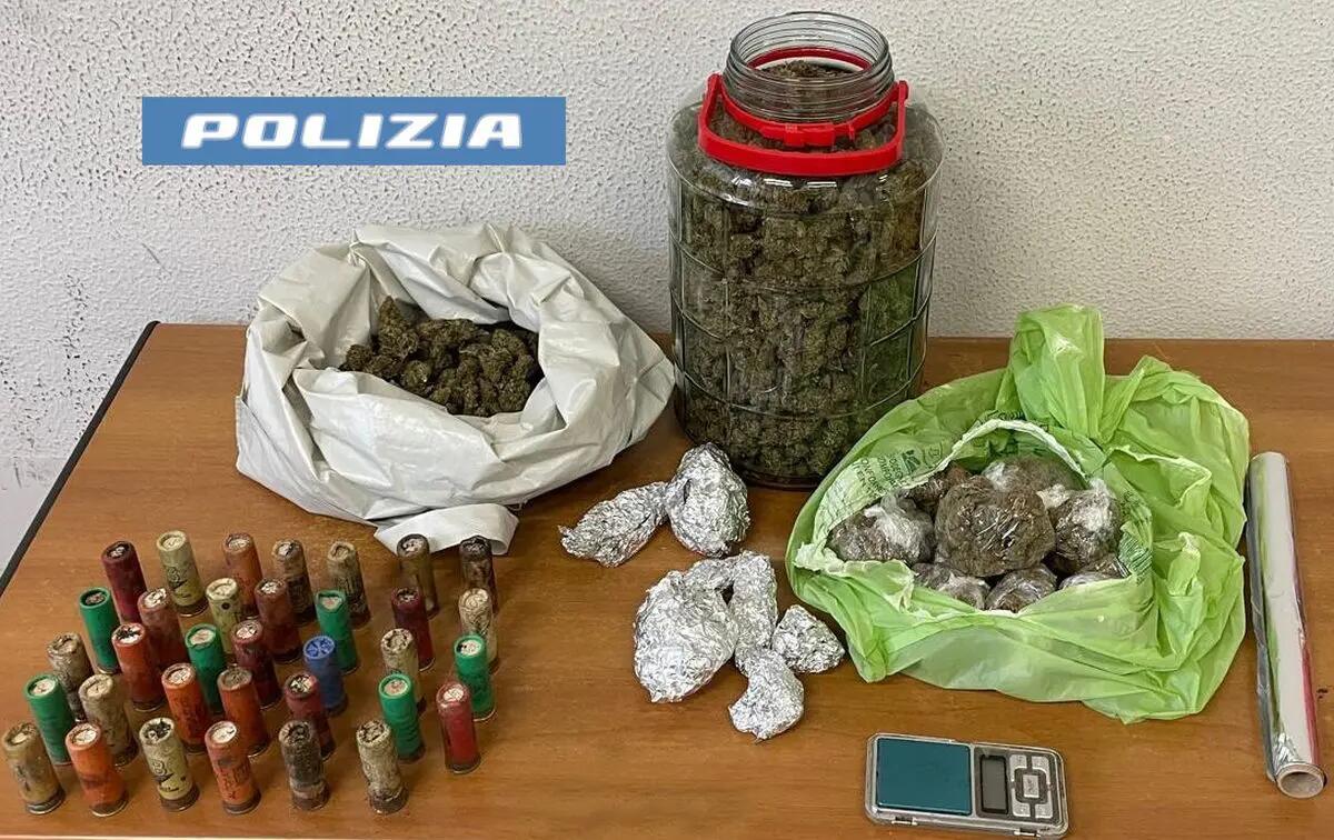 Sequestro di droga e munizioni a Catania, erano nascoste sul tetto di uno stabile del quartiere Villaggio Zia Lisa - 