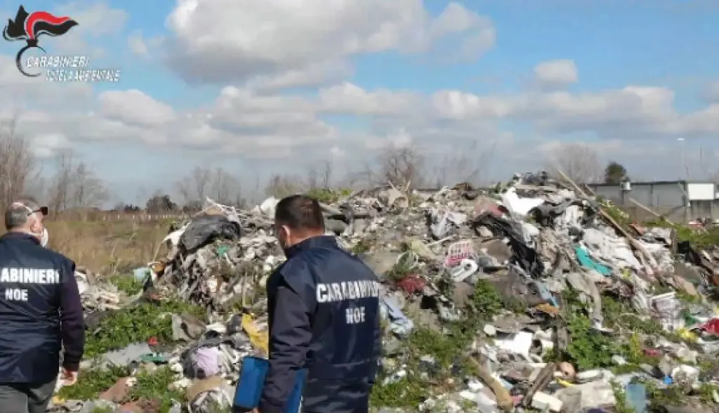 Rifiuti pericolosi, Carabinieri Noe sequestrano discarica abusiva di 1000 mq - 