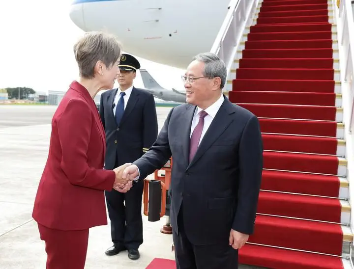 Premier cinese arriva a Singapore per una visita ufficiale - 