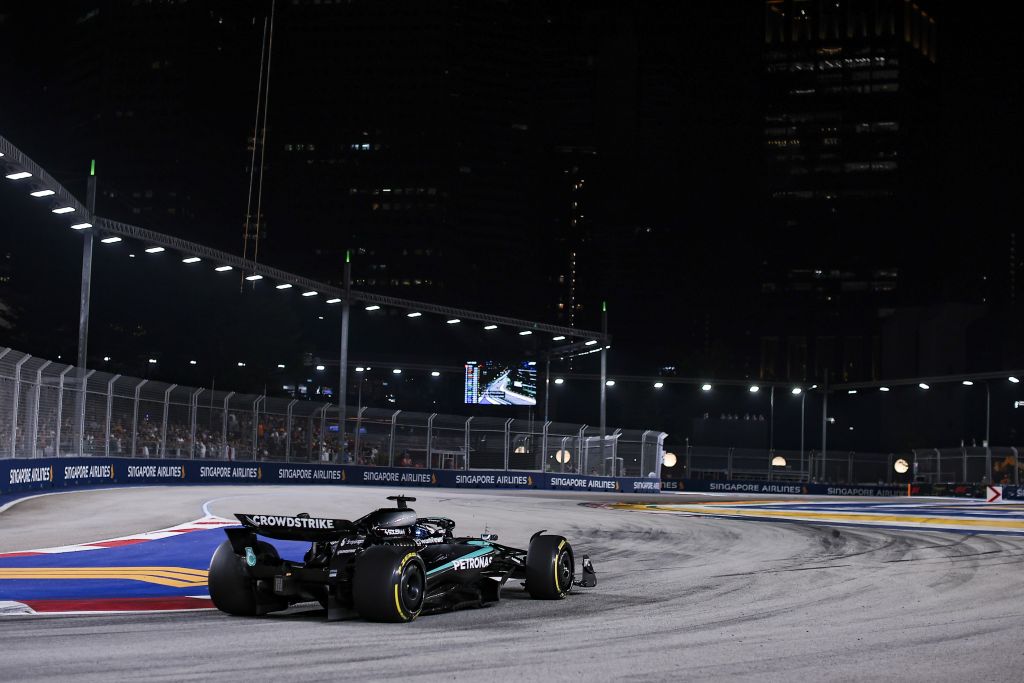 A Singapore trionfa Russell davanti a Verstappen, quarto Piastri - 