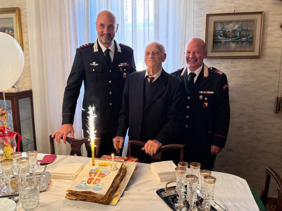 Carabinieri festeggiano a Capo d’Orlando i 104 anni dell’appuntato Antonino Mazzone - 