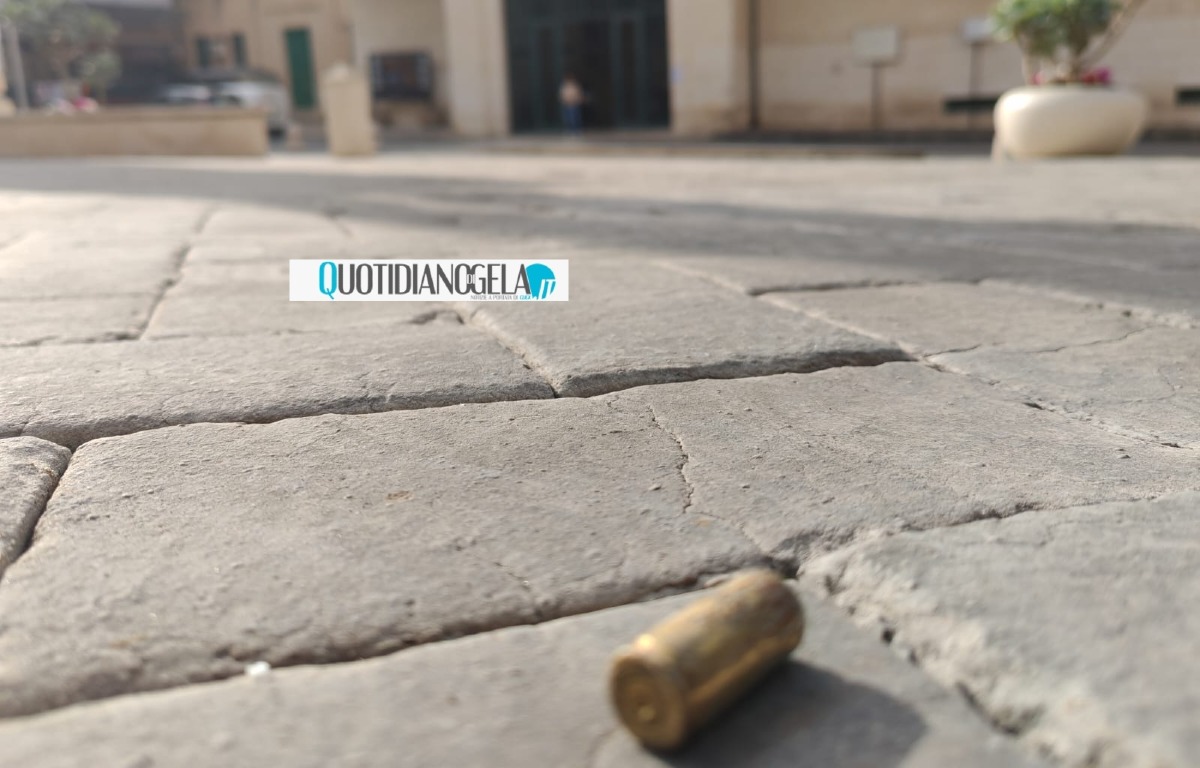 Bossoli in strada, erano a poca distanza dal municipio  - 