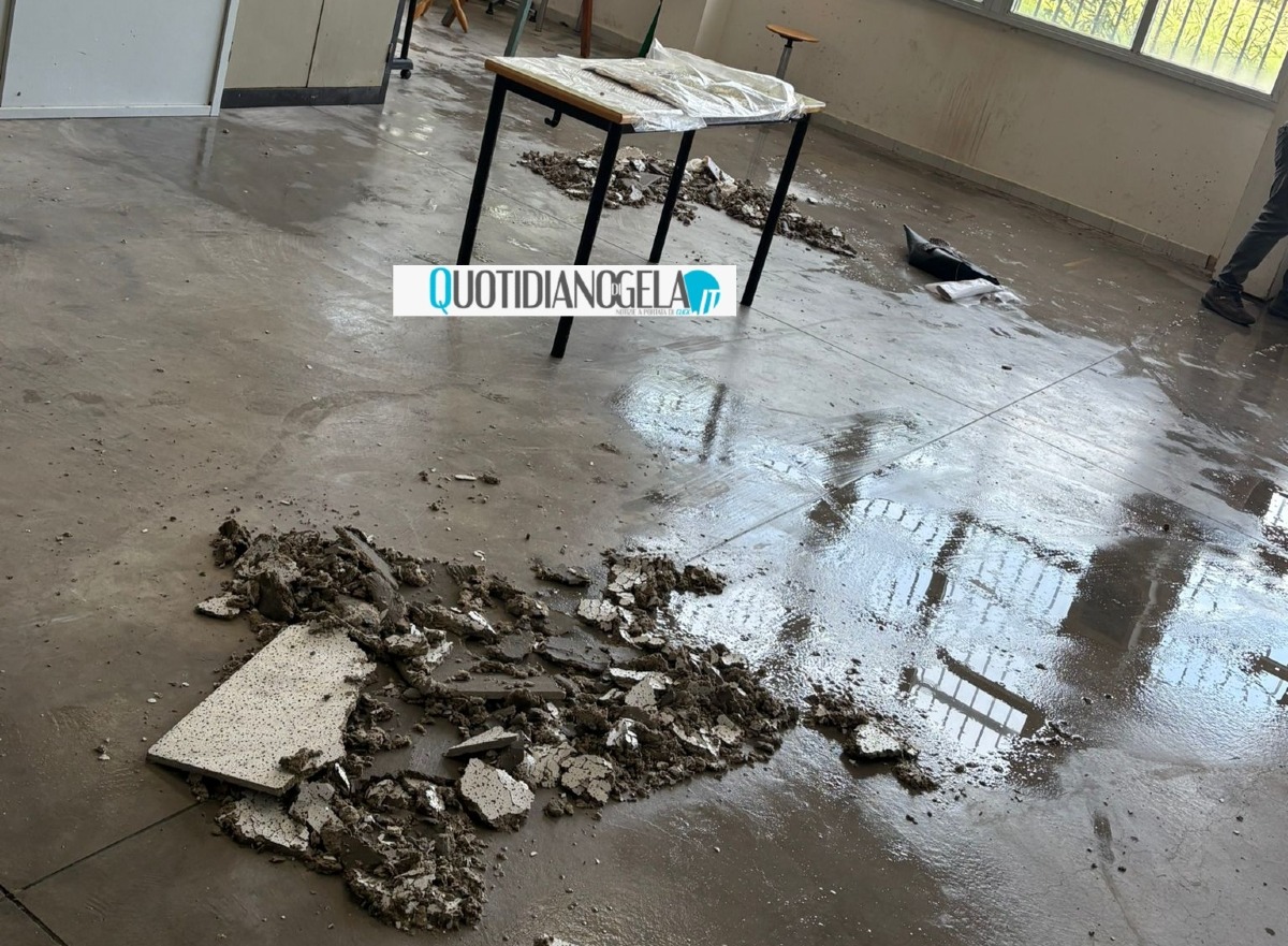 Infiltrazioni d'acqua e cedimenti interni nel plesso scolastico "Fermi" - 