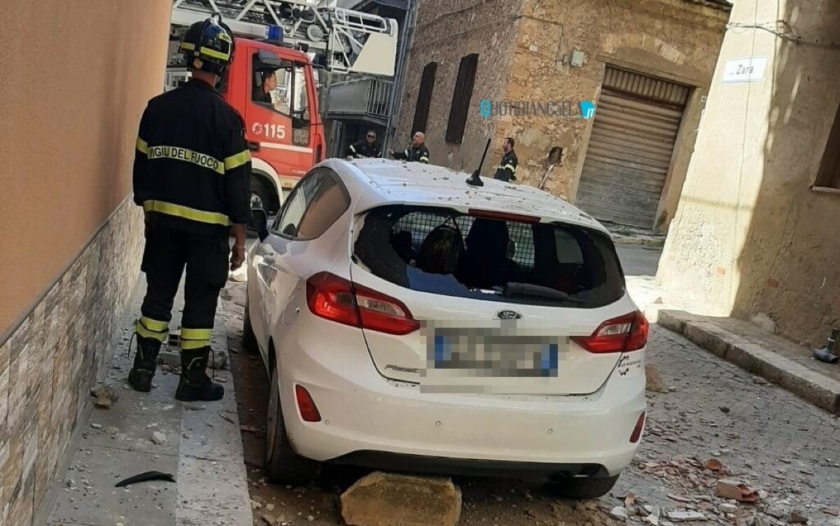 Paura in via Zara, crolla un intero piano di uno stabile: auto colpita da calcinacci e detriti - 