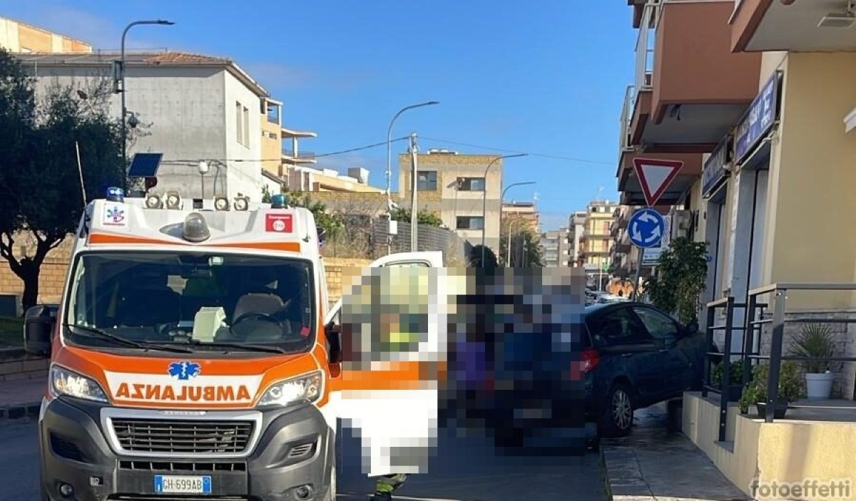 Auto contro un'agenzia disbrigo pratiche, passante investito  - 