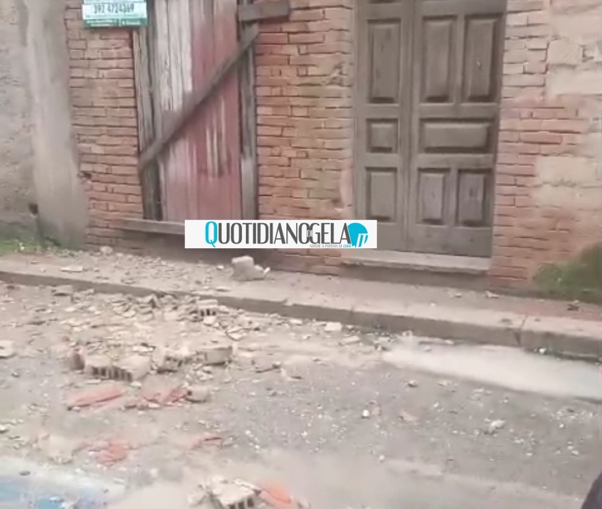 Forte pioggia, in centro storico calcinacci finiscono in strada  - 