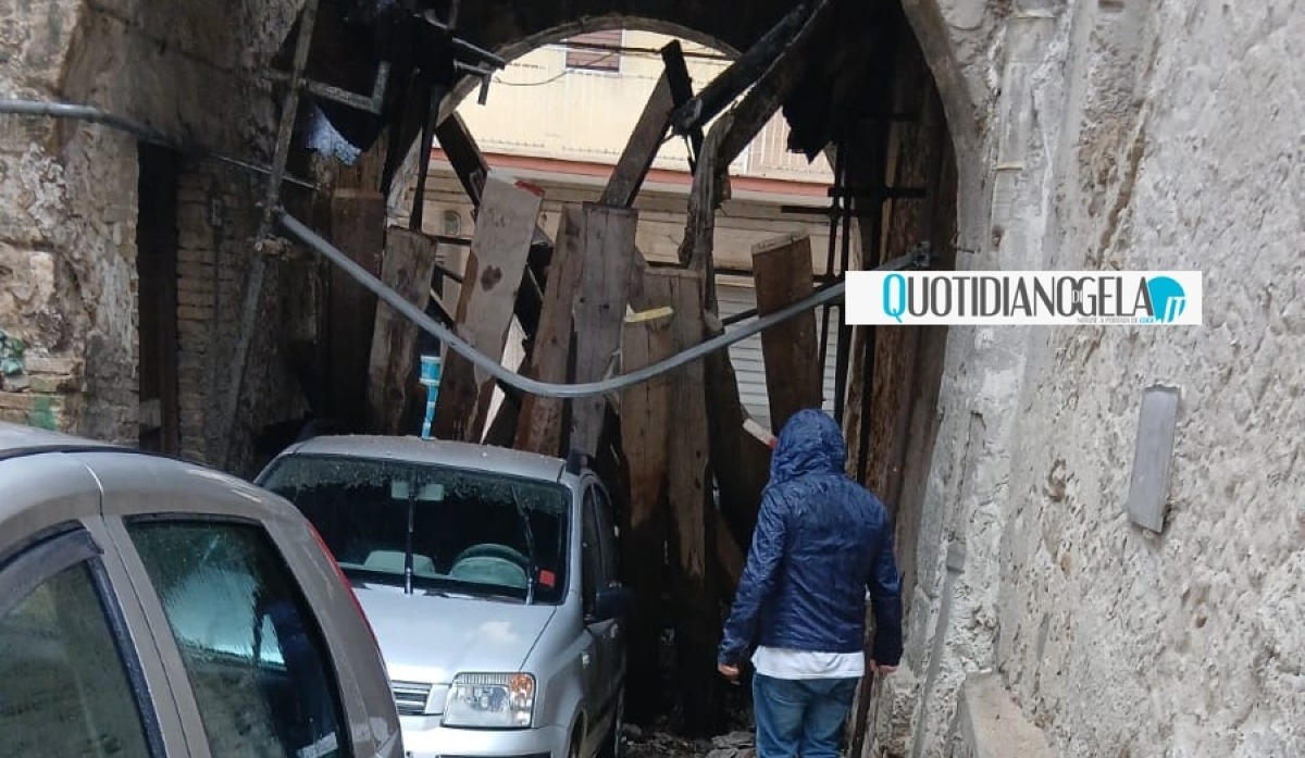 Via Cairoli, cede impalcatura: danni anche a un'automobile  - 