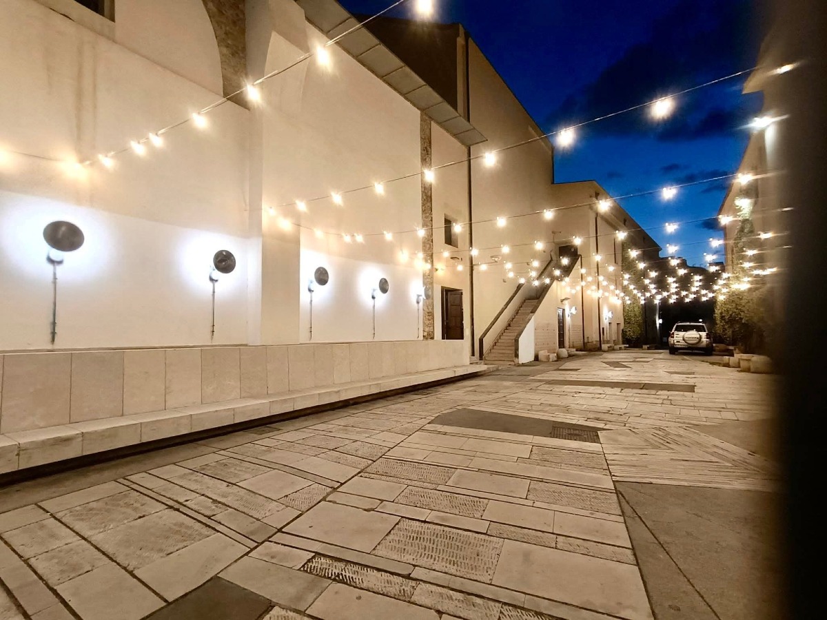 Danneggiate le luci a ridosso del teatro, "atto che offende tutta la città" - 