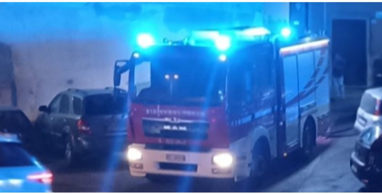Due incendi nella notte, auto avvolte dalle fiamme in centro storico e a Caposoprano  - 