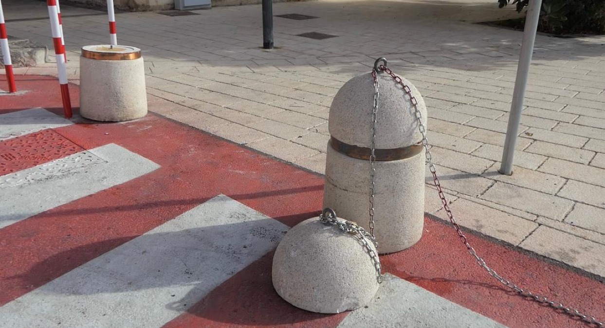 Viale Mediterraneo, barriere danneggiate da un gruppo di giovani  - 