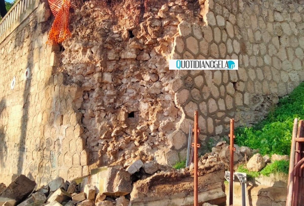 Villa comunale, un muro cede e crolla - 