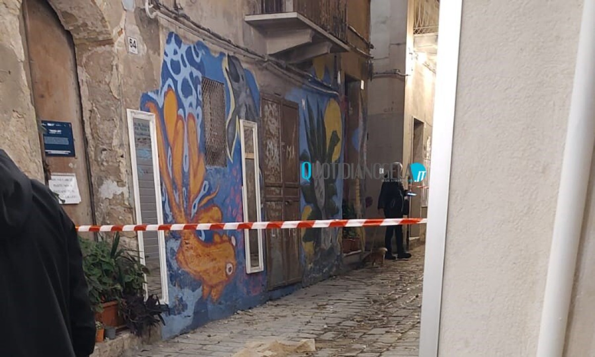 Centro storico fragile, cedimenti dal tetto di un immobile di via Pisa: strada chiusa - 