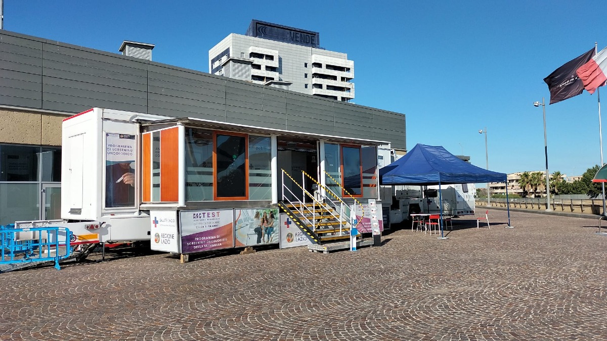 Screening oncologici in piazza San Francesco, con il truck Publipeas - 