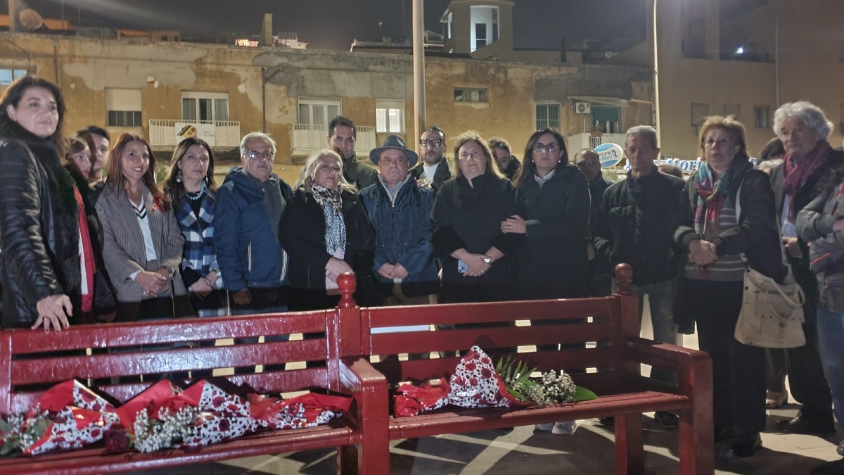 Emanuela Vallecchi vittima di femminicidio, collocata la panchina in sua memoria  - 