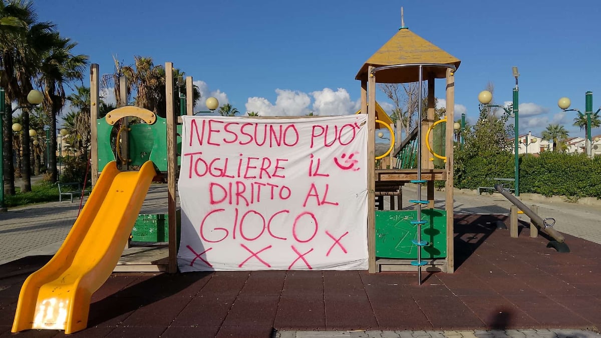 Piazza Russello, striscione contro la rimozione dei giochi - 