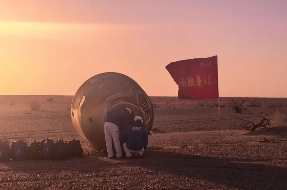 Cina, la capsula di rientro di Shenzhou-21 tocca terra - 