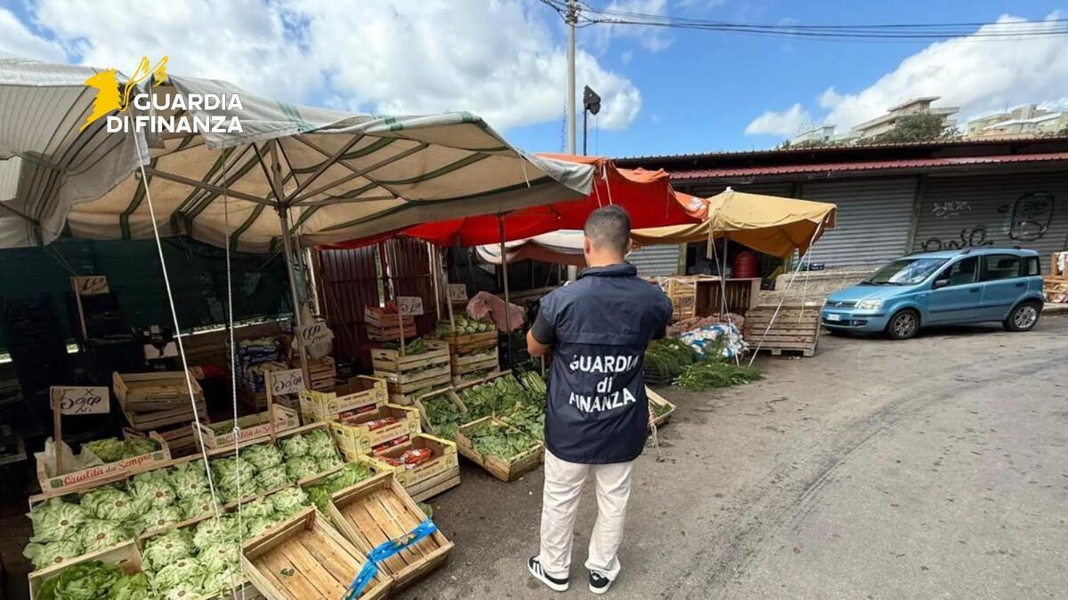 A Palermo sequestrato un mercato ortofrutticolo abusivo nel quartiere Zisa / Video - 