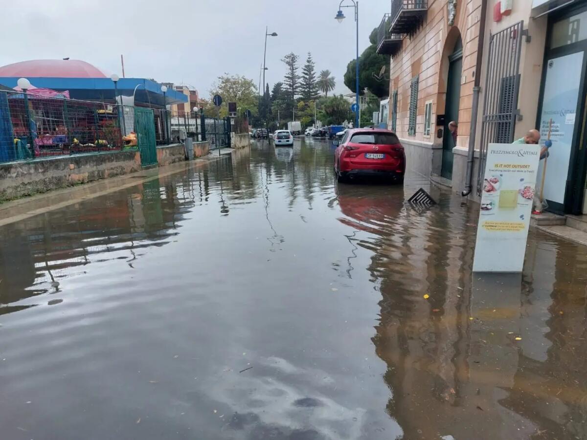 Maltempo, i commercianti di Mondello protestano e inviano una lettera al sindaco di Palermo - 