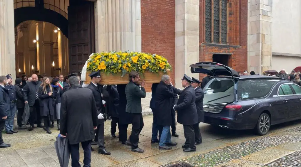 Ultimo saluto di Milano a Ornella Vanoni, la nipote Camilla intona “Senza fine” - 