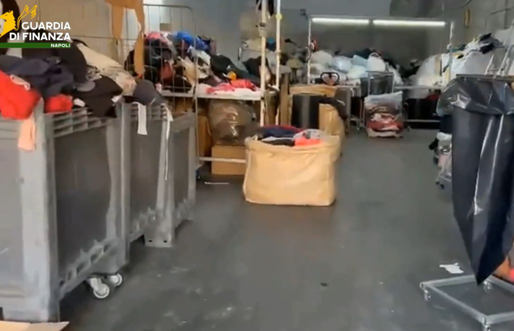 Sequestrato nel napoletano opificio abusivo con 10 tonnellate rifiuti speciali - 