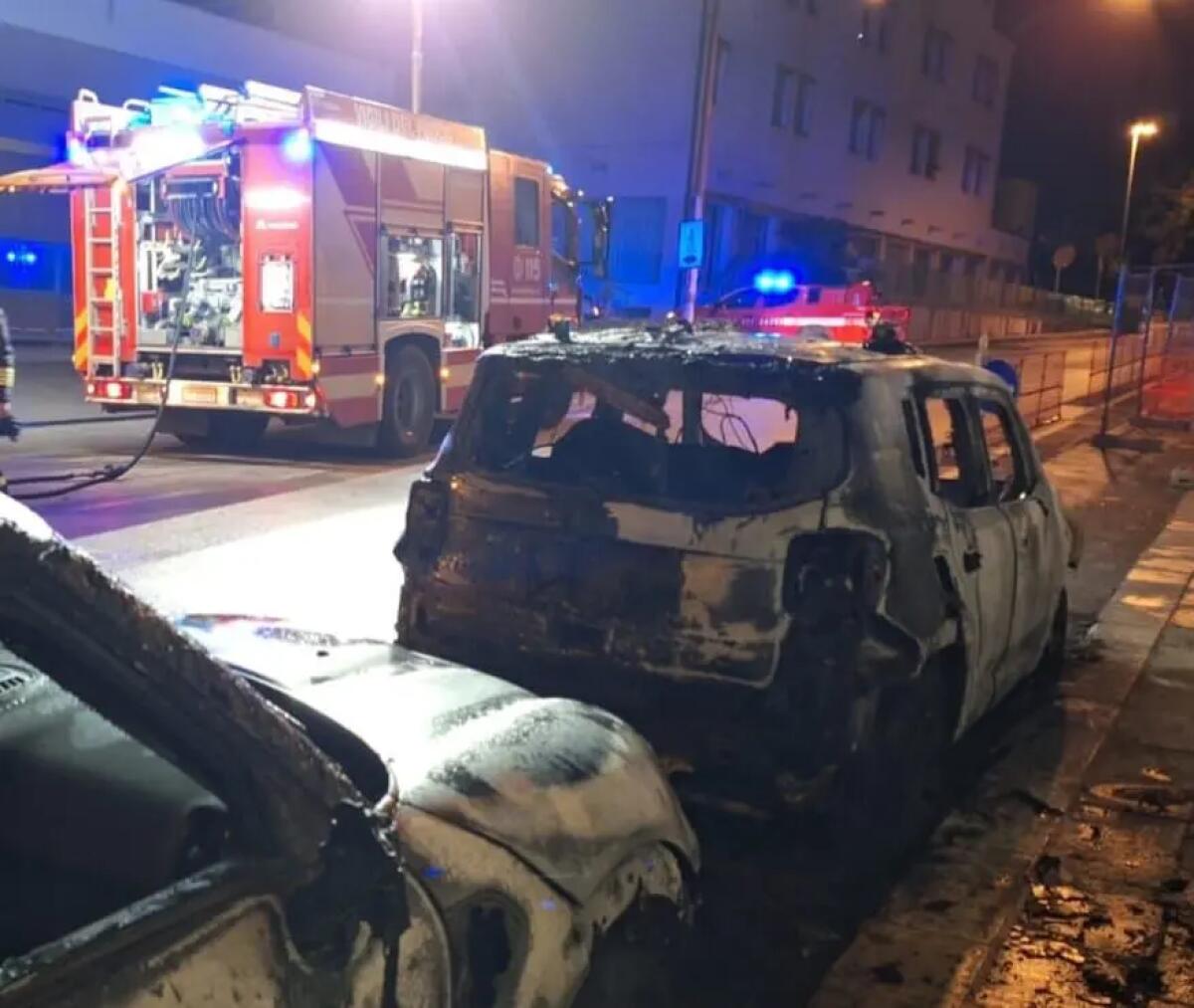 Modica, nella notte vanno a fuoco tre auto della Guardia di Finanza - 