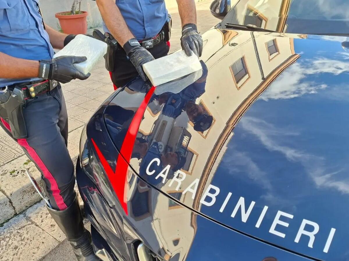 Si schianta contro un’auto dei Carabinieri nel Trapanese, arrestato con 2kg di cocaina - 