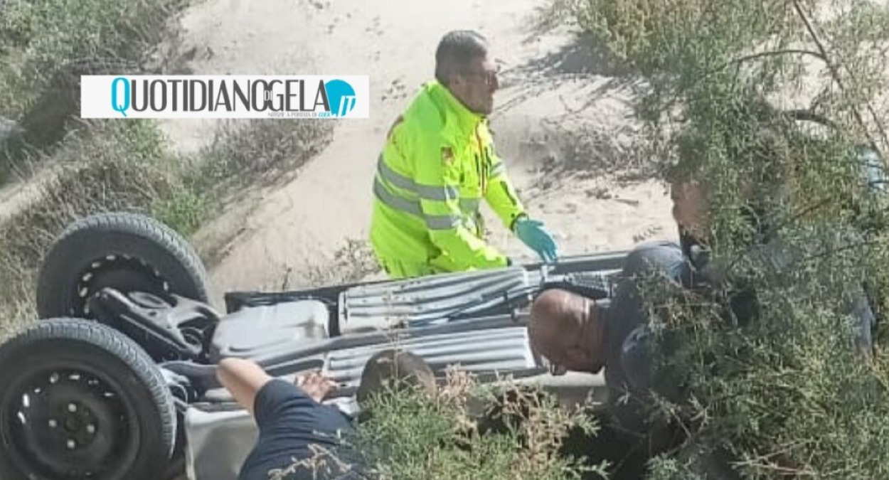 Auto sfonda il parapetto e si ribalta in spiaggia sul lungomare - 