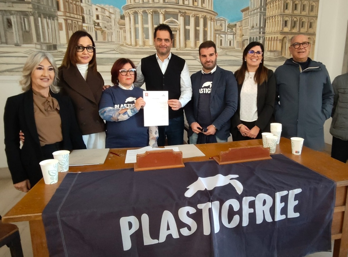 Erogatori d'acqua in Comune e la firma del progetto "Plastic free" - 