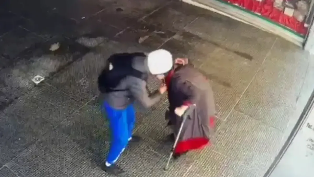 Aggredirono e rapinarono una donna, arrestati due uomini