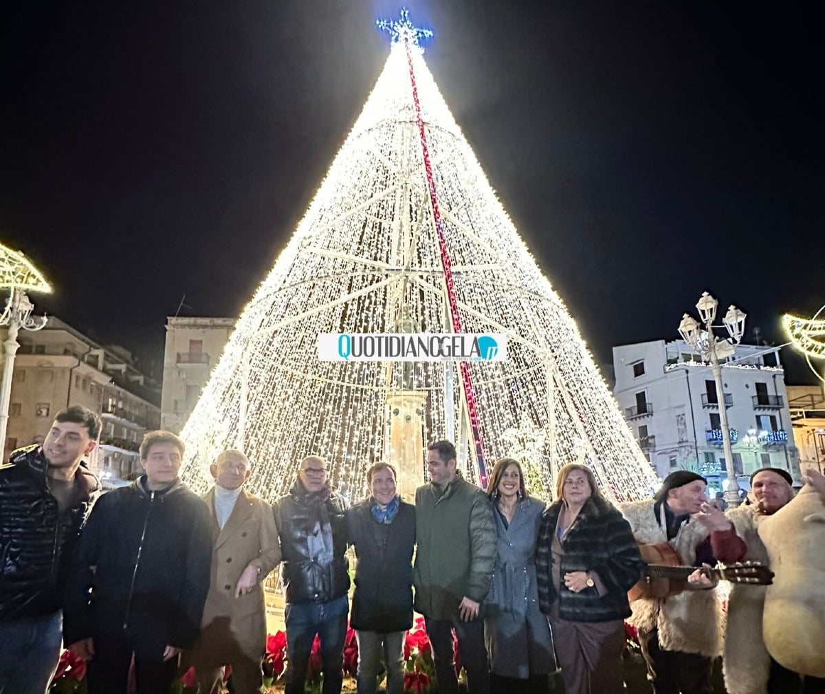 Il Natale in città, accese le luci del nuovo albero di piazza Umberto I  - 
