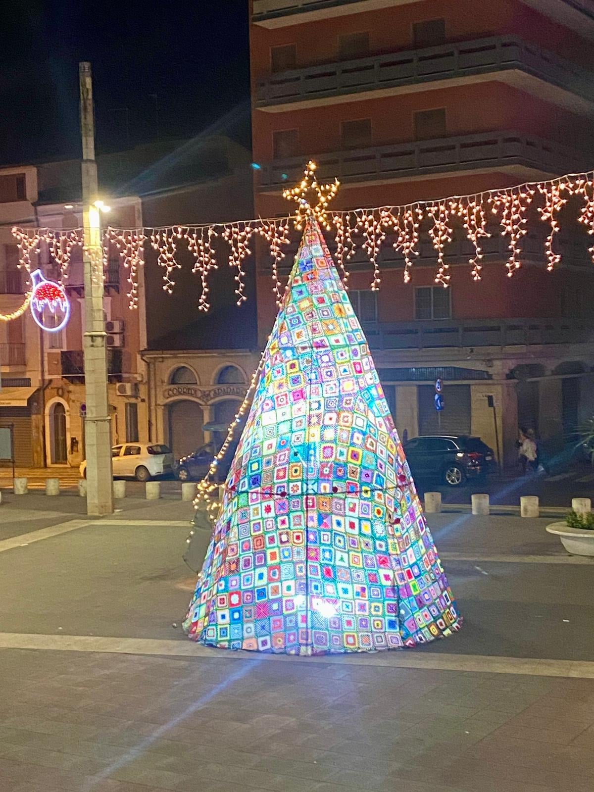  Inaugurato l’Albero dell’Inclusione: 1500 mattonelle di lana per un progetto che unisce la città - 